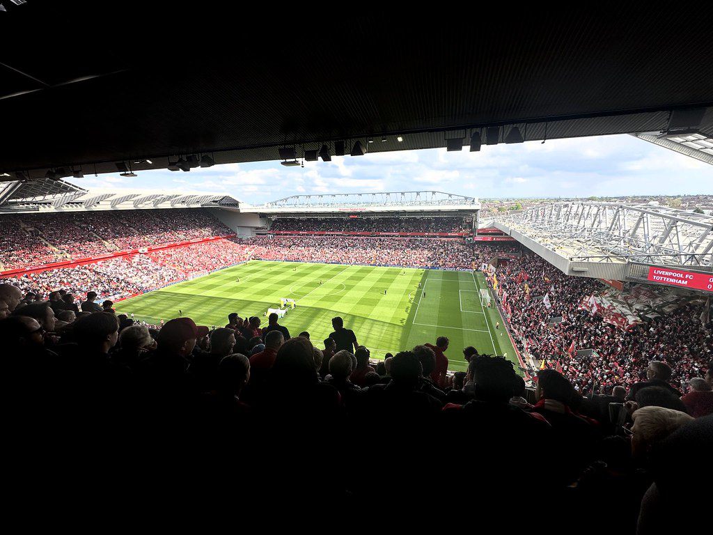 Main Stand（メインスタンド）の上の層から見たピッチ