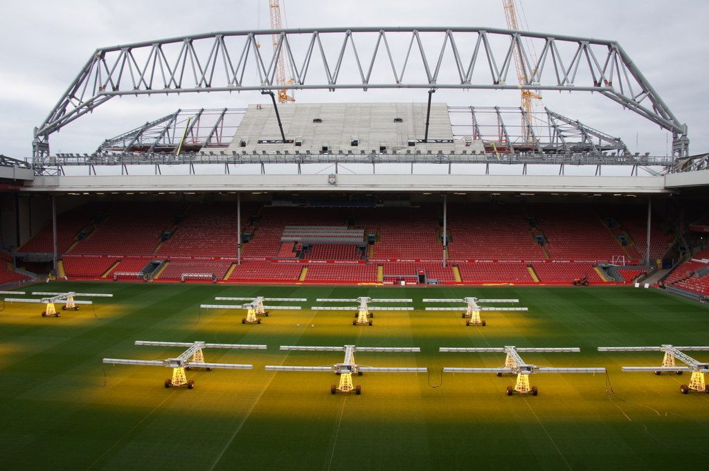 Sir Kenny Dalglish Stand（旧Centenary Stand）から見たピッチと改修中のメインスタンド
