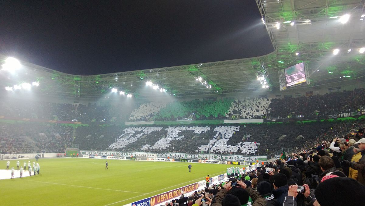 スタンドから見たBorussia-Park（ゴール裏の応援）