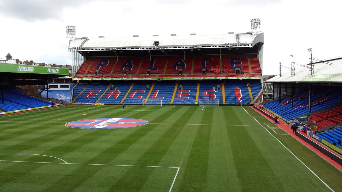 Holmesdale Road Standを向かい側から見た様子